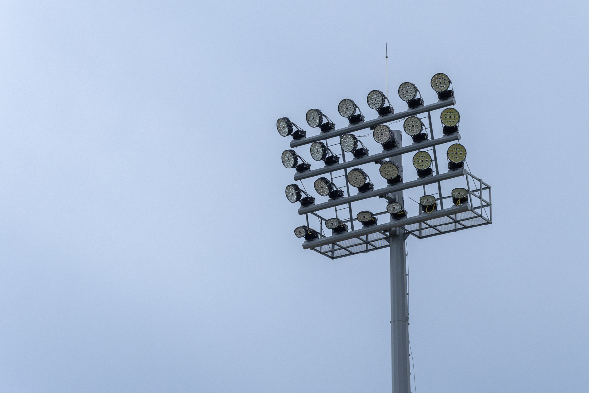 Instalación de lámparas en el estadio Cibao